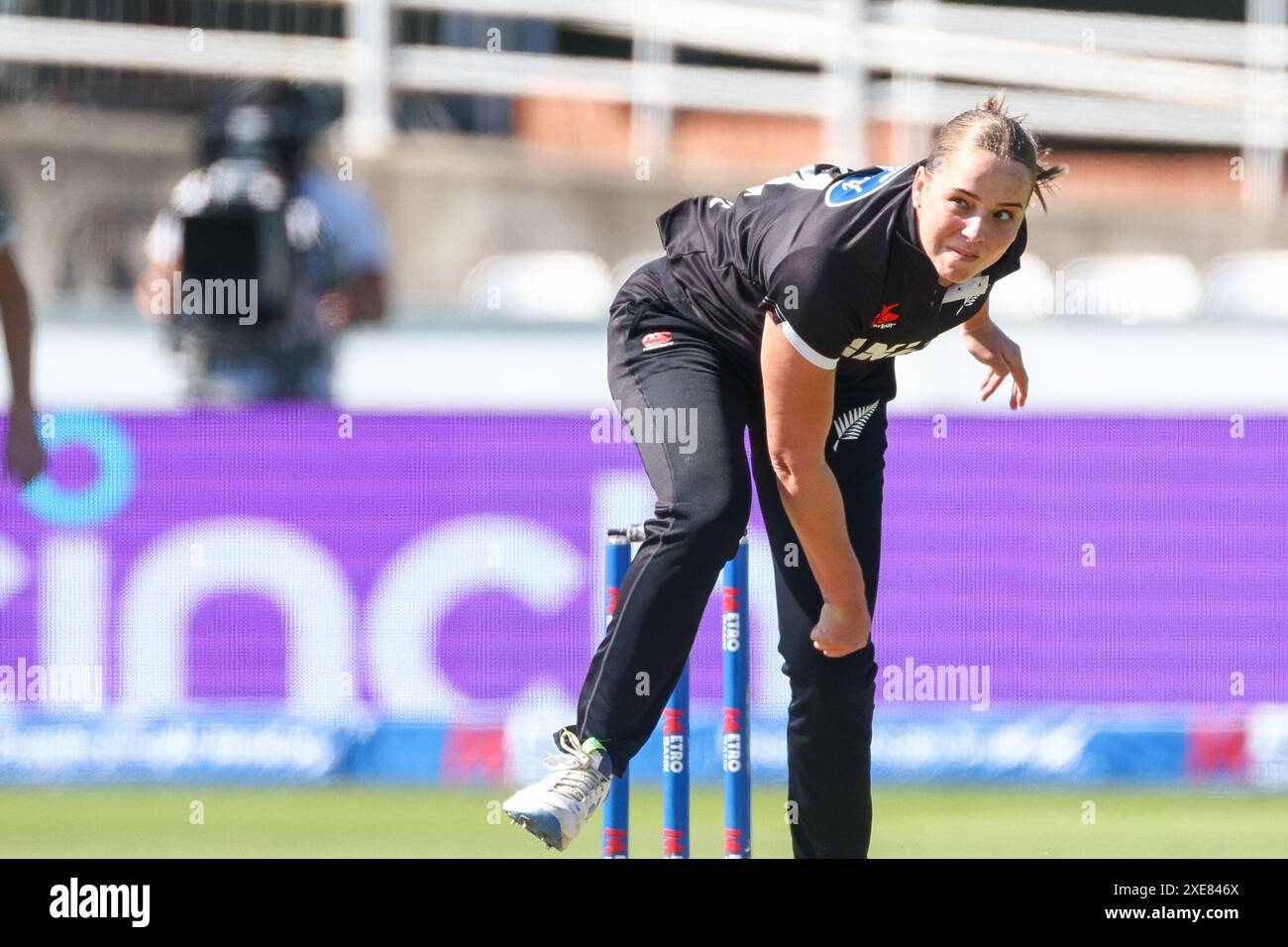 Chester le Street, Regno Unito. 26 giugno 2024. Jess Kerr in azione bowling durante il Metro Bank Womens ODI match tra England Women e New Zealand Women at Seat Unique Riverside, Chester-le-Street, Regno Unito, il 26 giugno 2024. Foto di Stuart Leggett. Solo per uso editoriale, licenza richiesta per uso commerciale. Non utilizzare in scommesse, giochi o pubblicazioni di singoli club/campionato/giocatori. Crediti: UK Sports Pics Ltd/Alamy Live News Foto Stock