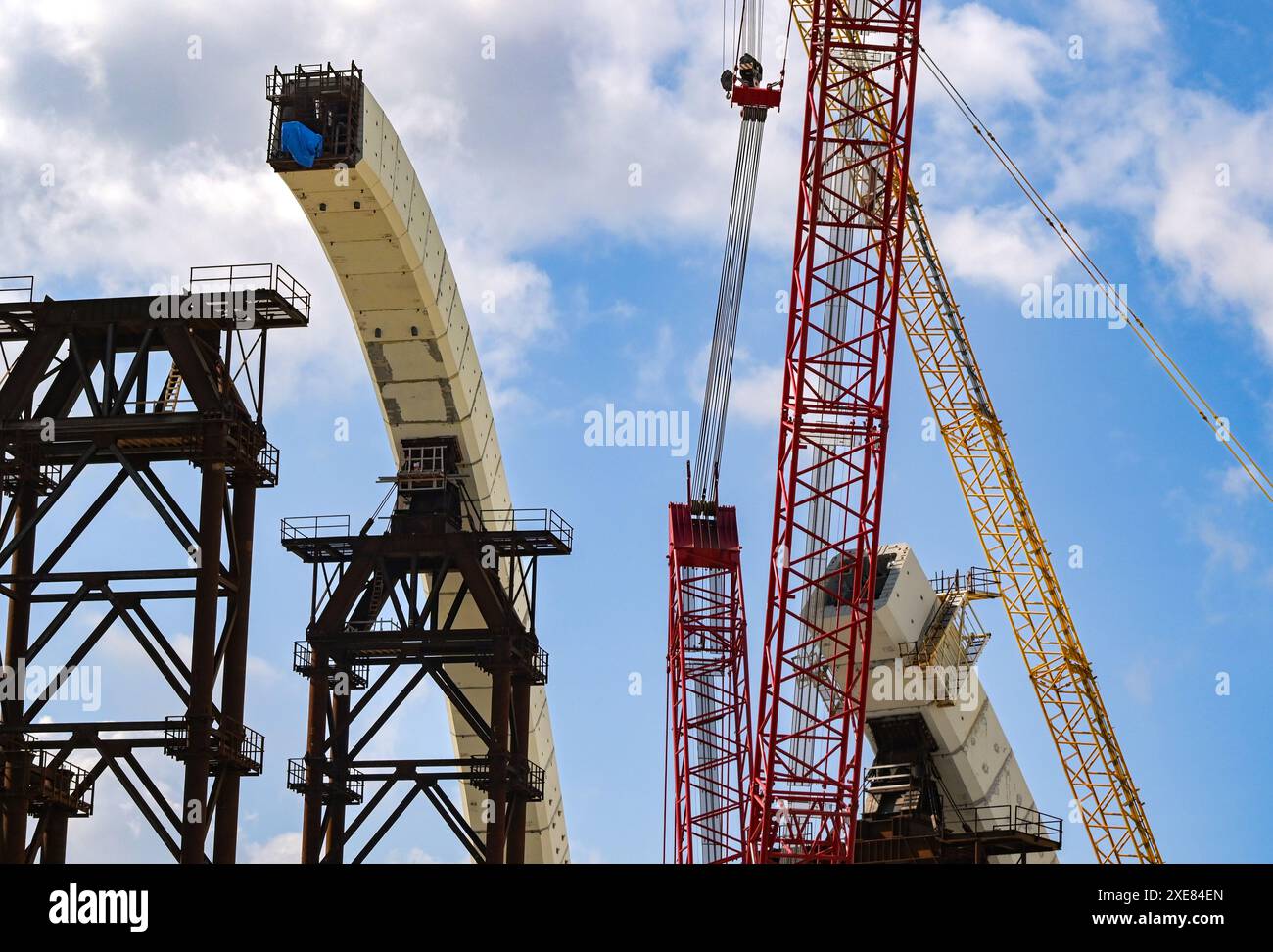 Miami, Florida, Stati Uniti - maggio 2024: Archi in cemento armato in costruzione per sostenere il nuovo Signature Bridge nel centro di Miami Foto Stock