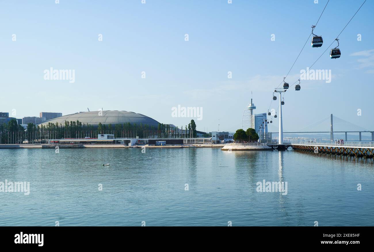 Vista della funivia e dell'Altice Arena sull'acqua del fiume Tago. Lisbona. Portogallo Foto Stock