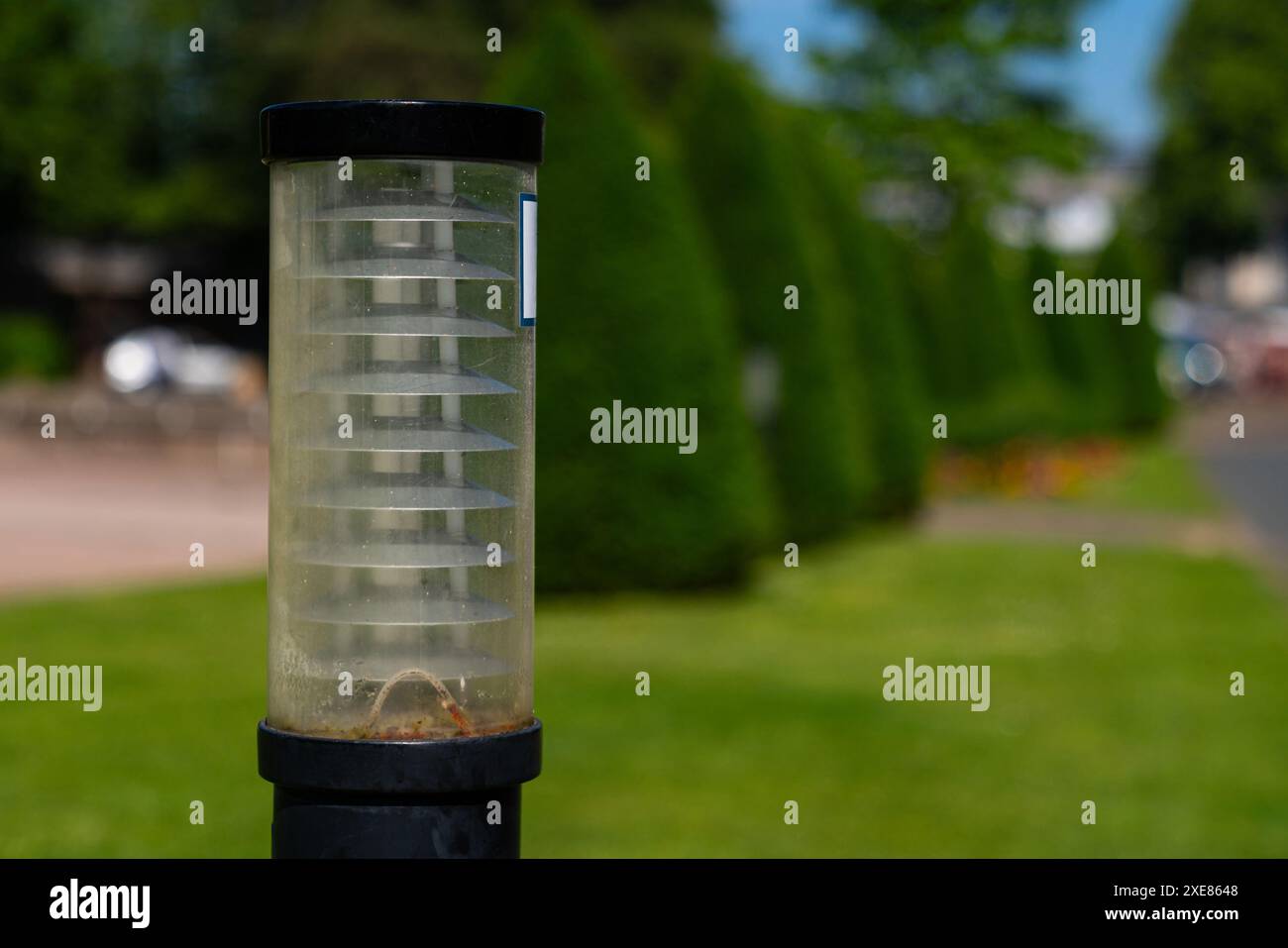 Primo piano di una lanterna illuminante in un parco verde. Concentrati sul primo piano. Foto Stock