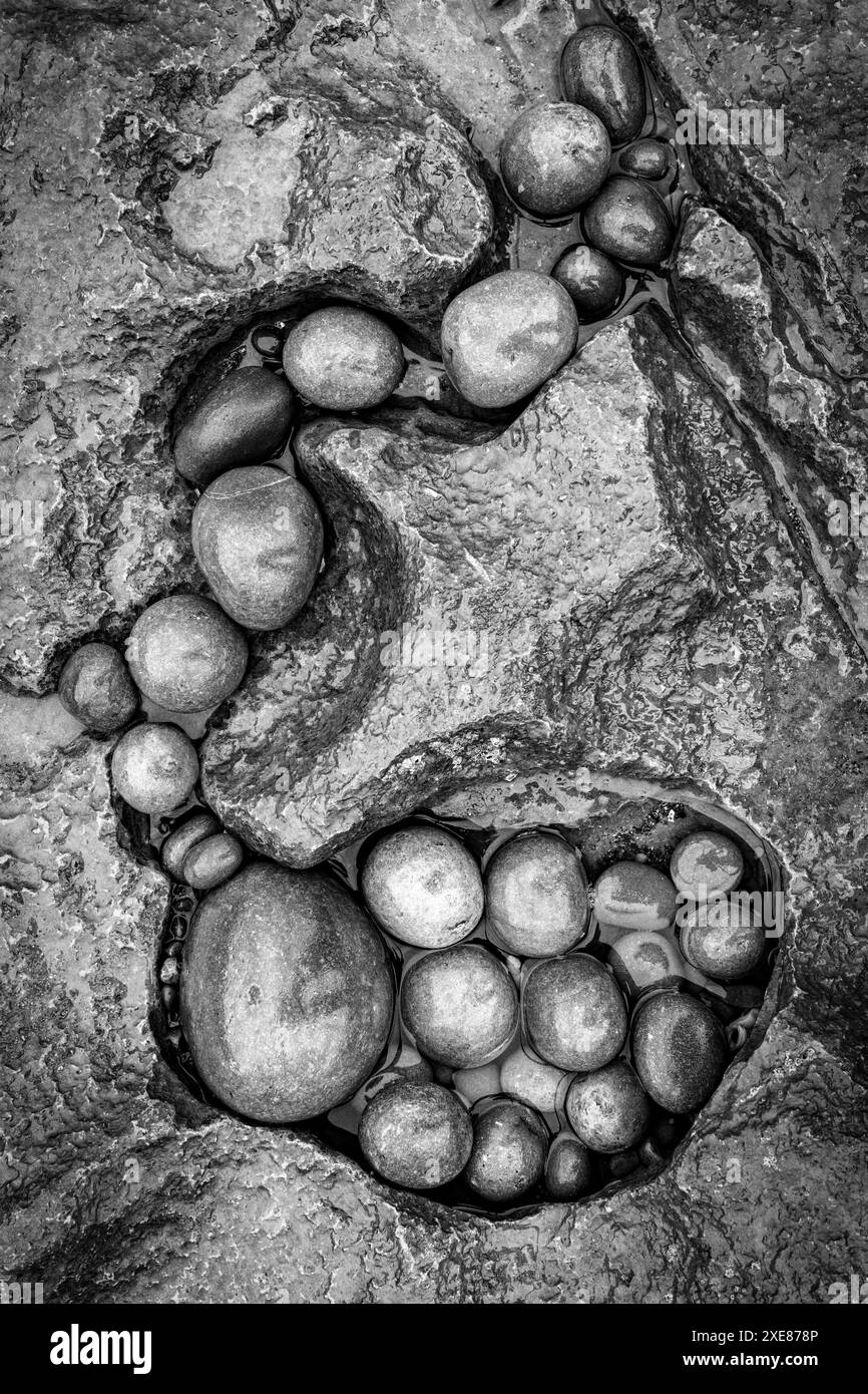 Pebble astratta su una spiaggia, Galles. Foto Stock