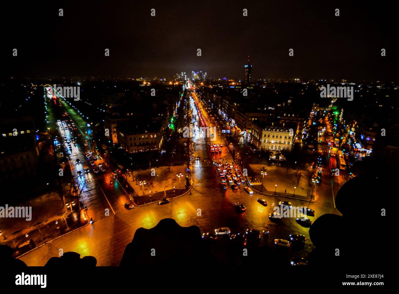 Vista dall'Arco di trionfo di notte, foto di una splendida vista panoramica della città metropolitana di Parigi Foto Stock