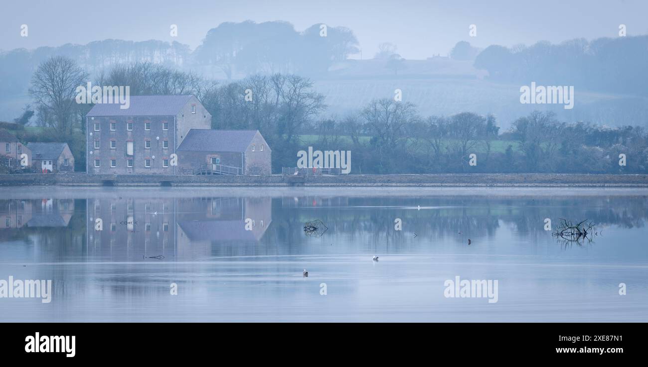 Carew Tidal Mill, On a Misty Spring Morning, Pembrokeshire, Galles, Regno Unito. Primavera (marzo) 2019. Foto Stock