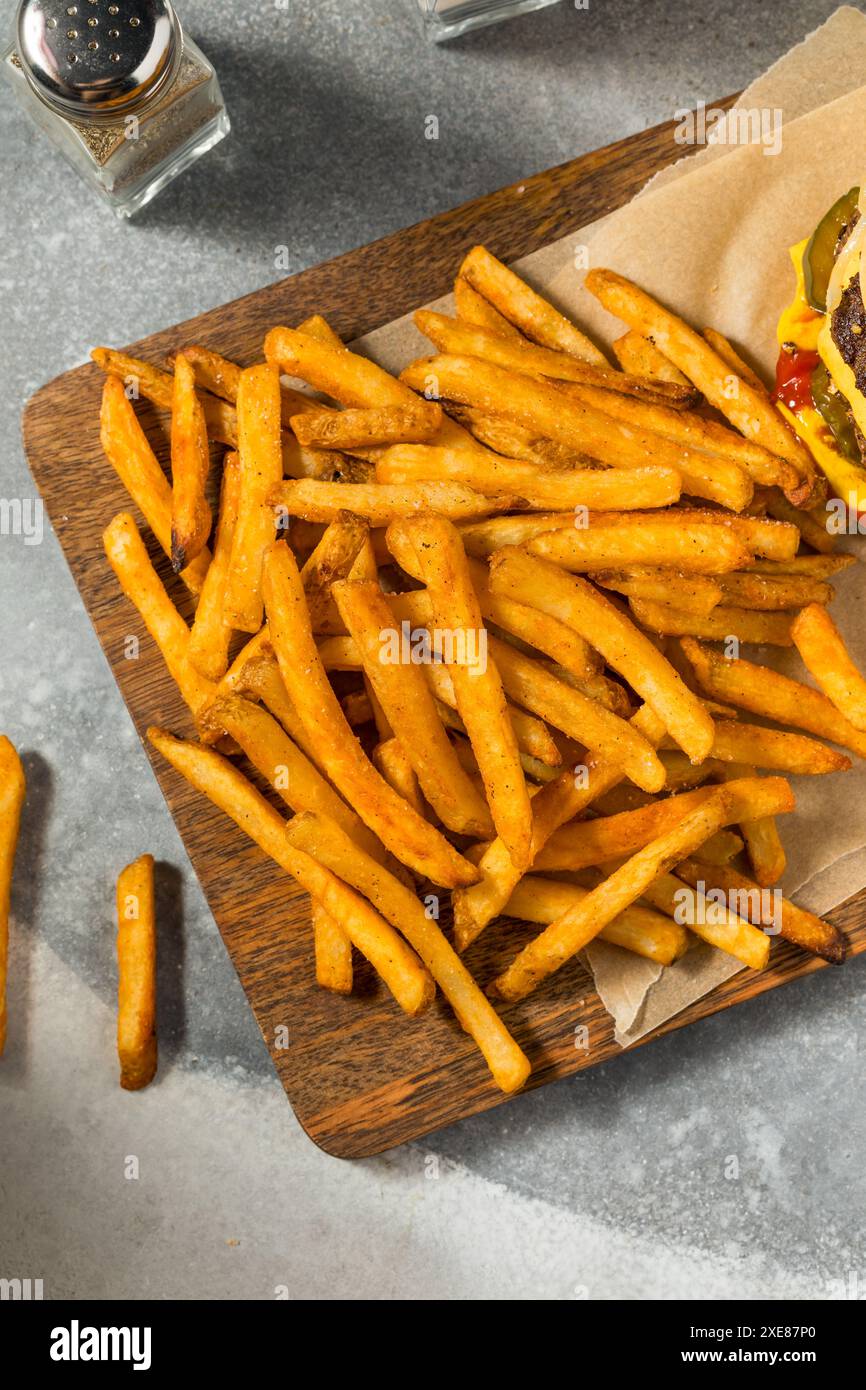 Patatine fritte fritte con sale e pepe Foto Stock