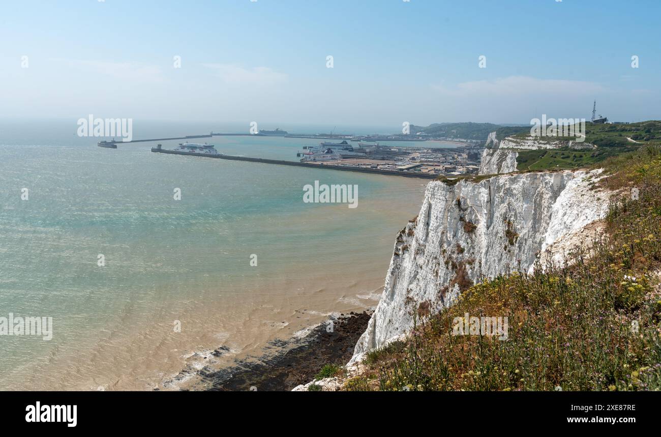 Camion e navi sul porto della stazione di dover. Il porto di dover collega l'Europa con il Regno Unito e gestisce i passeggeri, vehic Foto Stock