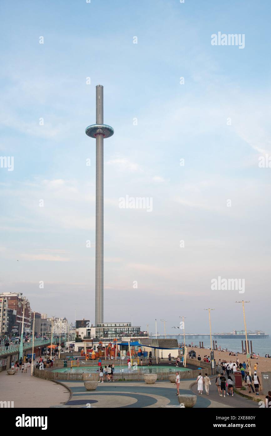 Torre di osservazione I360 sulla costa della città di Brighton, Inghilterra Foto Stock