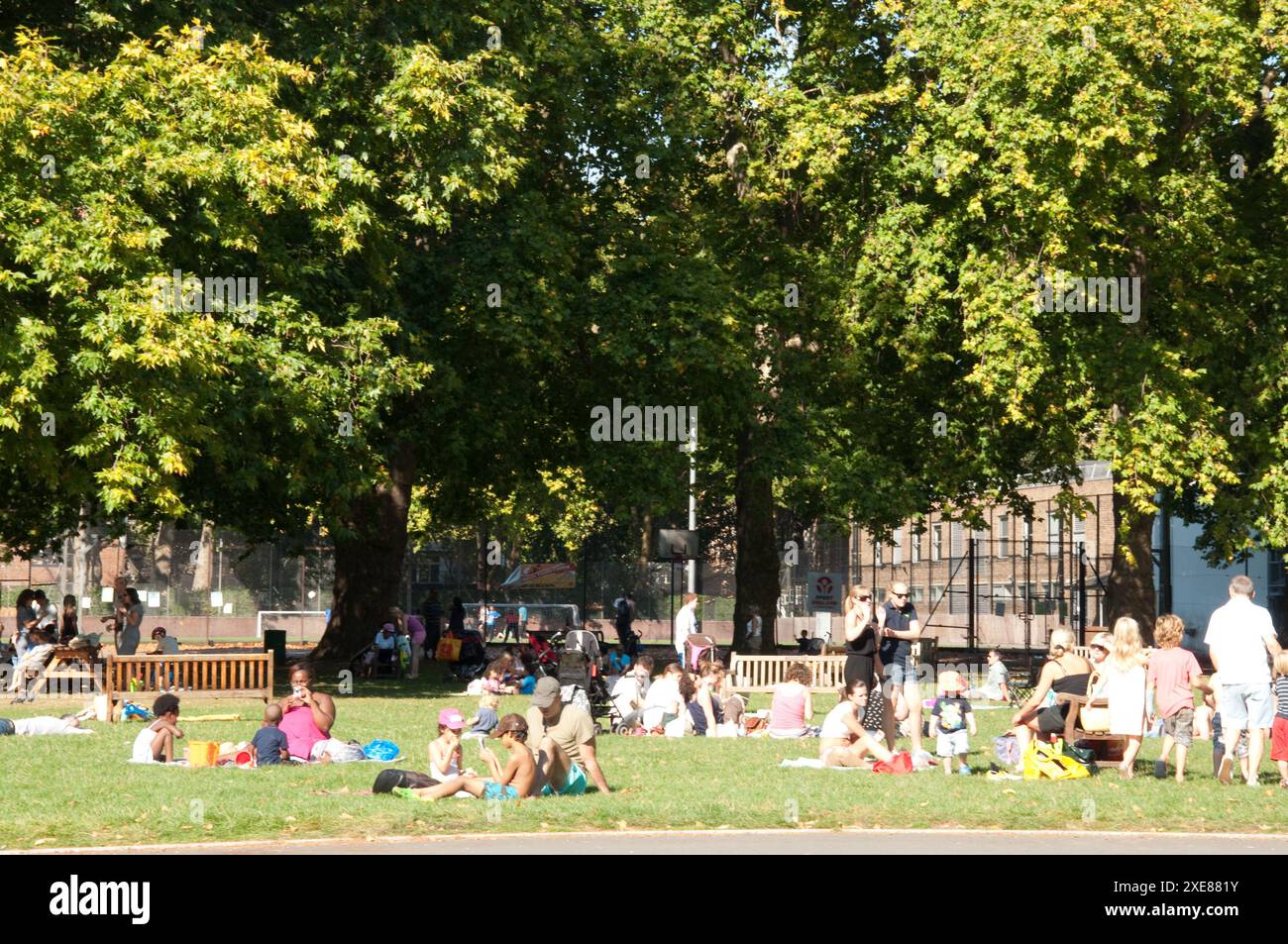 Coram Fields in un pomeriggio di sole, Bloomsbury, Londra - famiglie che si godono il sole - Coram Fields si trova sul sito dell'Old Foundling Hospital, AN Foto Stock