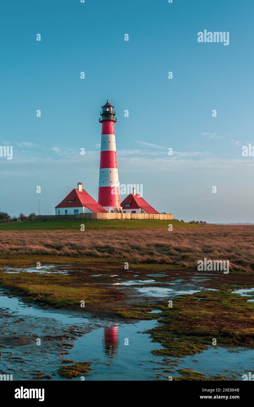 Faro di Westerheversand sul Mare del Nord, punto di riferimento della penisola di Eiderstedt in Germania. Foto Stock Faro di Westerheversand sul Mare del Nord, punto di riferimento della penisola di Eiderstedt in Germania. Foto Stock
