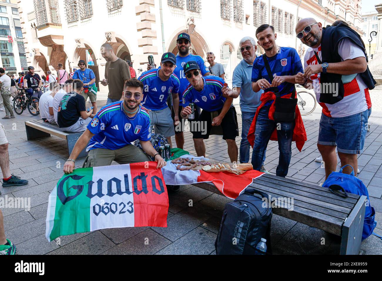 Stadio di Lipsia: Tifosi di Italia. 24 giugno 2024. Passeggia per il centro di Lipsia prima della partita UEFA EURO 2024 Germania del gruppo B tra Croazia e Italia allo stadio di Lipsia, Germania. Francesco Farina/SPP (FRANCESCO FARINA/SPP) credito: SPP Sport Press Photo. /Alamy Live News Foto Stock