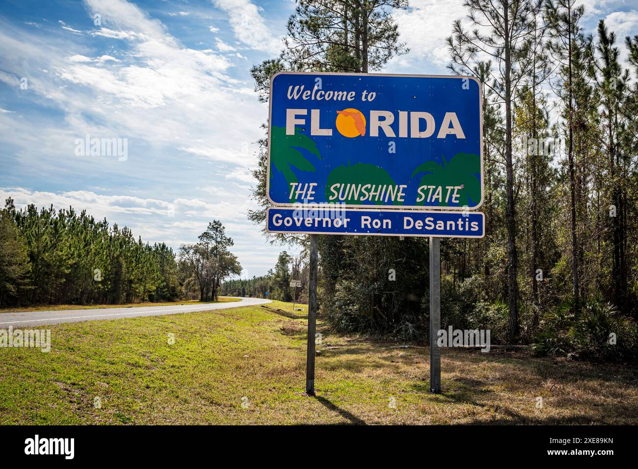 Avoca, FL, Stati Uniti - 15 febbraio 2024: Cartello stradale che dà il benvenuto ai visitatori in Florida, conosciuto come il Sunshine State. Il cartello si trova vicino a un fo Foto Stock