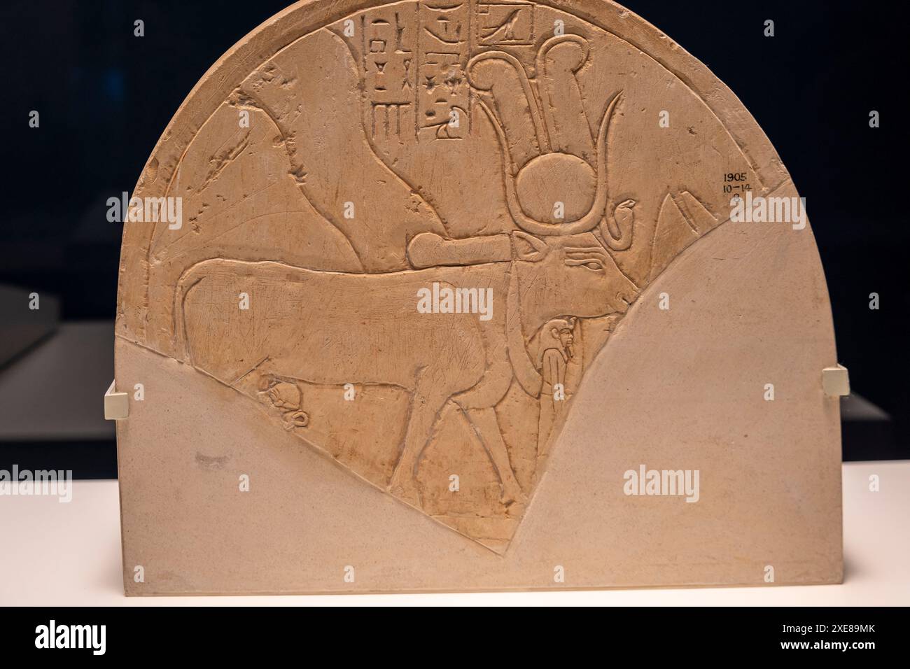 Stela con Hathor come mucca Foto Stock