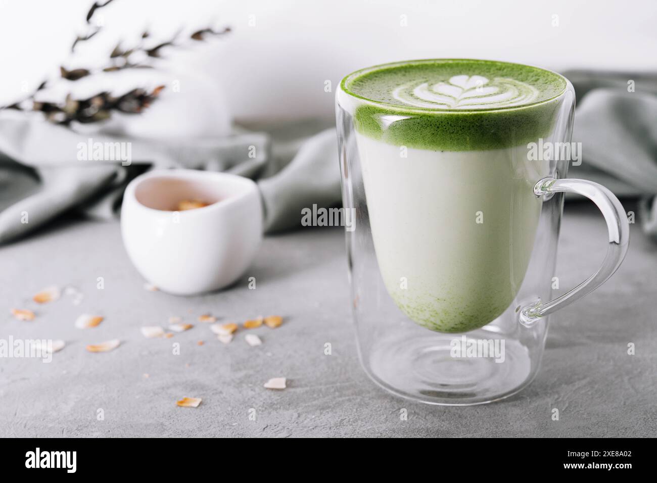 Latte matcha verde con pistacchi da vicino Foto Stock