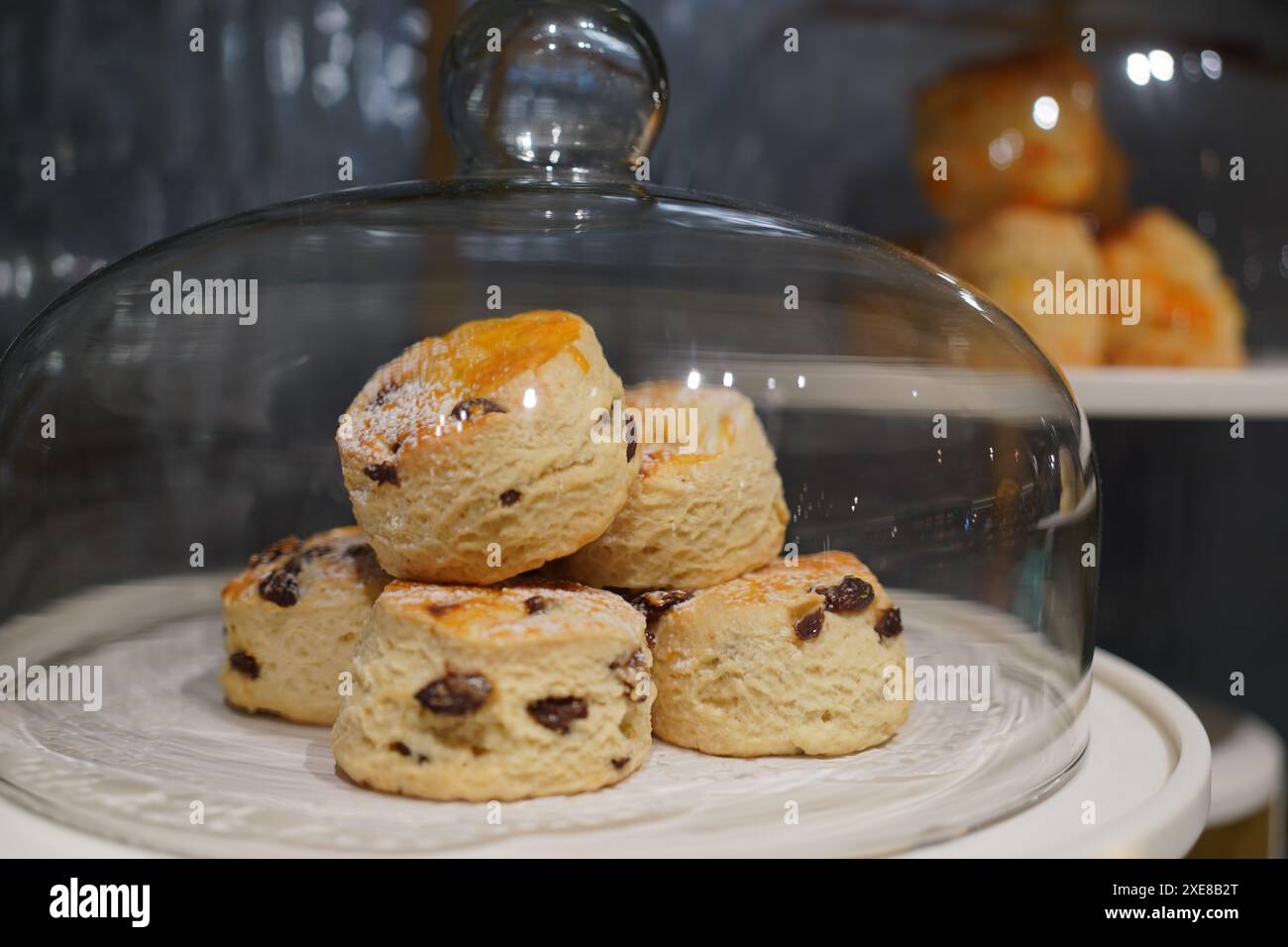 Hong Kong, Cina. 26 giugno 2024. Scones collocati in una cupola di vetro fotografati all'interno del negozio Fortnum & Mason di Hong Kong (immagine di credito: © Serene Lee/SOPA Images via ZUMA Press Wire) SOLO PER USO EDITORIALE! Non per USO commerciale! Foto Stock