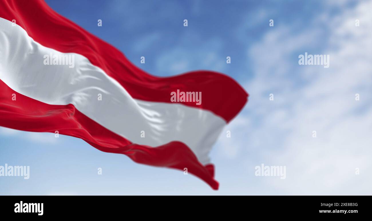 La bandiera nazionale dell'Austria sventolava in una giornata limpida. Tre bande orizzontali uguali: Bianco, rosso superiore e inferiore, fascia centrale. rendering dell'illustrazione 3d. Selez Foto Stock