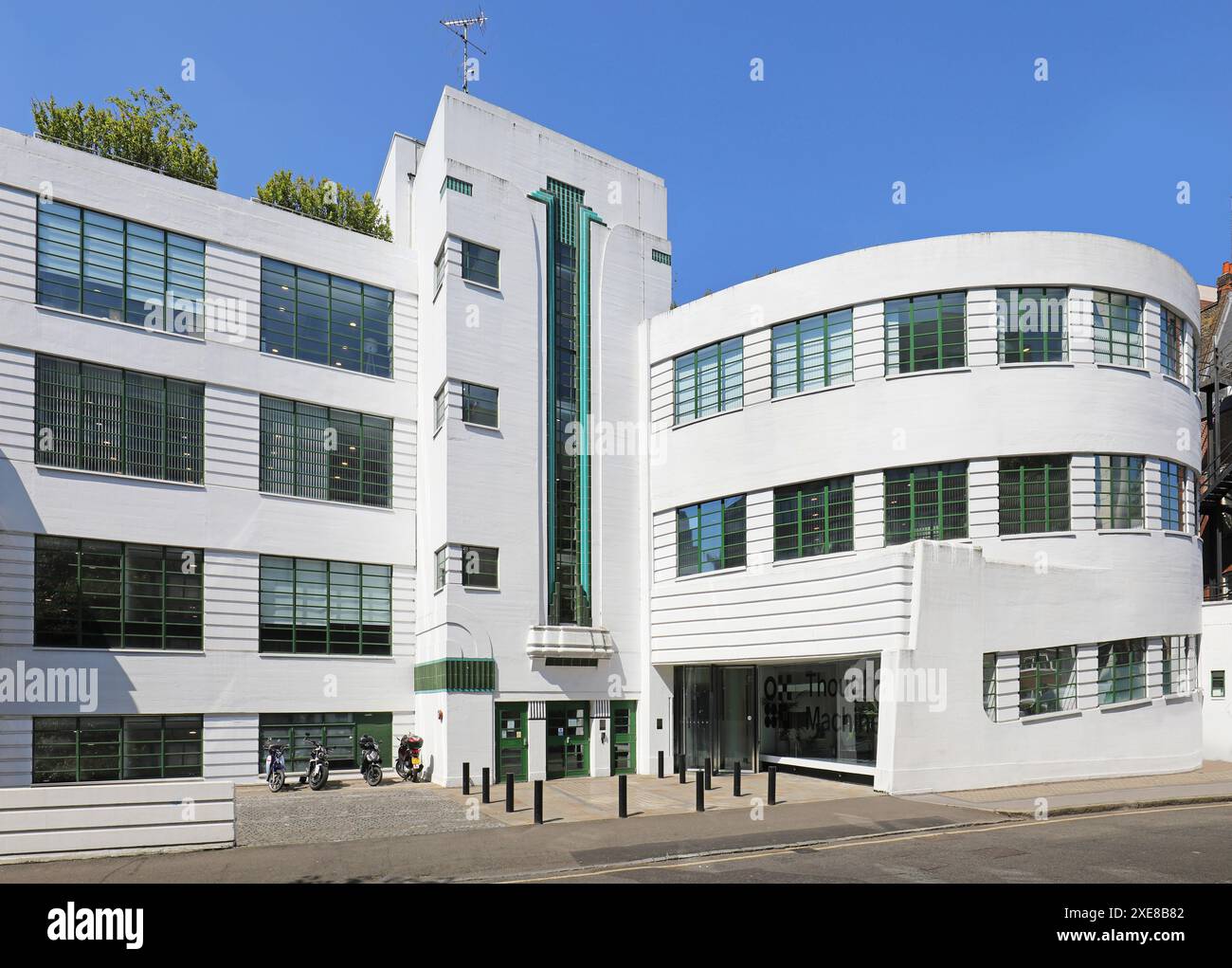 L'ex Daimler Hire Garage in Herbrand Street, Londra, Regno Unito. Famoso edificio Art Deco ora occupato dall'agenzia pubblicitaria McCann Erickson. Foto Stock