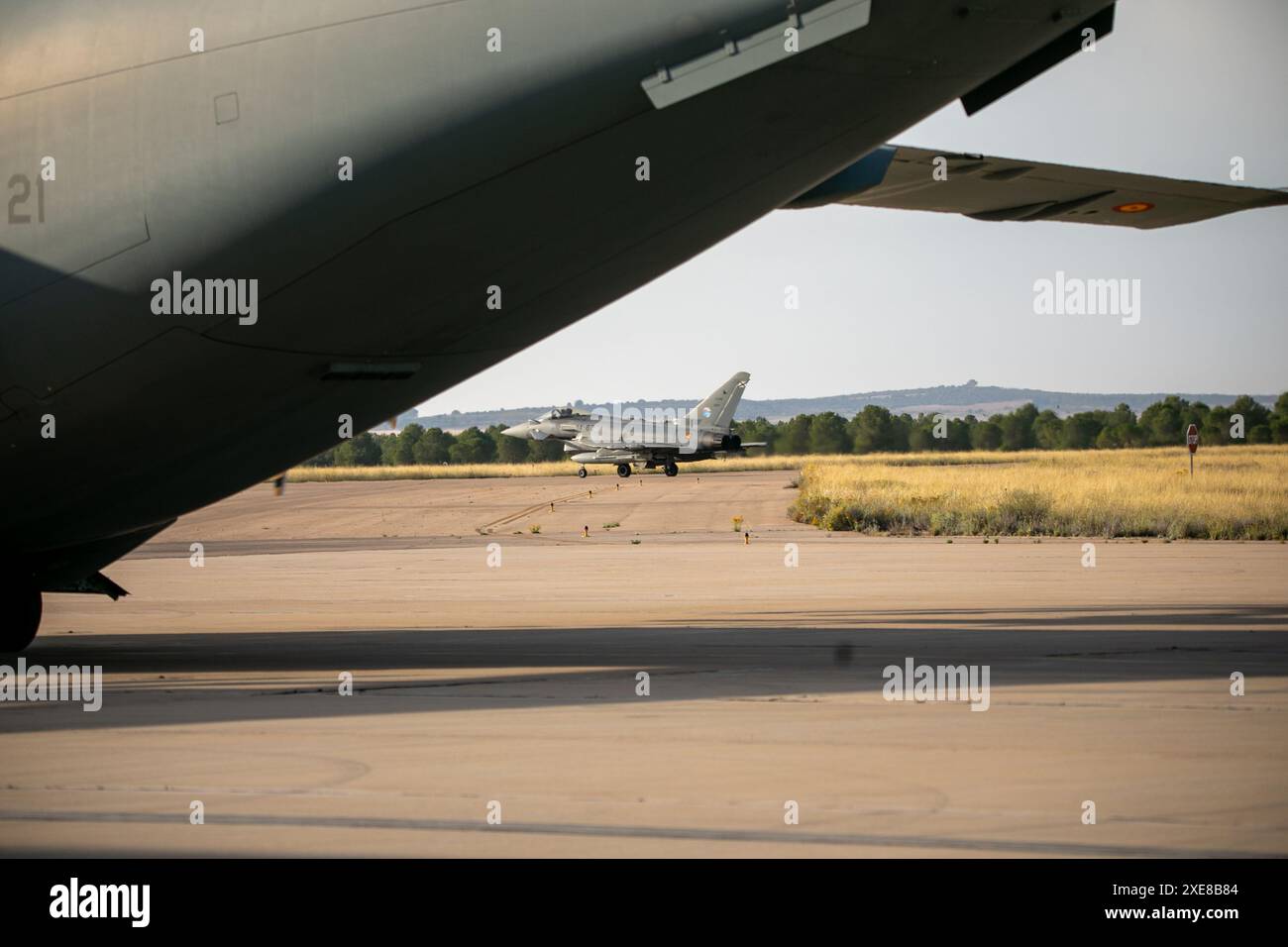 Albacete, Spagna. 26 giugno 2024. Un Eurofighter prima di decollare questa mattina dalla base aerea di Albacete. Nel quadro del programma Pacific Skies 2024, quattro Eurofighter e un A400M sono decollati questa mattina dalla base aerea di Albacete. L'obiettivo è quello di segnare un importante traguardo militare chiamato Pacific Skies. La distribuzione durerà fino al 15 agosto. Crediti: Canales Carvajal/Alamy Live News Foto Stock