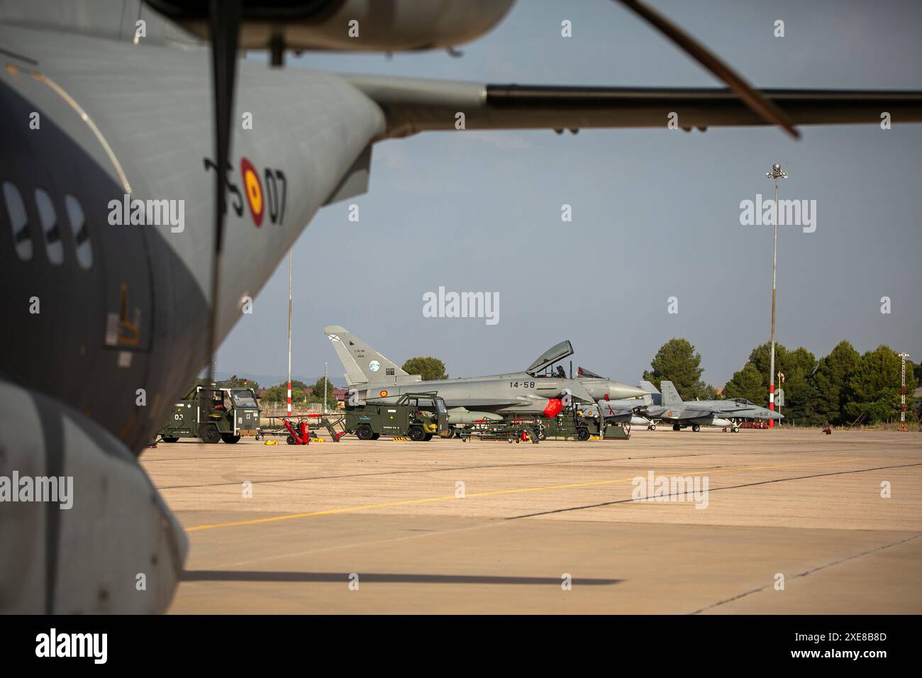 Albacete, Spagna. 26 giugno 2024. Un Eurofighter prima di decollare questa mattina dalla base aerea di Albacete. Nel quadro del programma Pacific Skies 2024, quattro Eurofighter e un A400M sono decollati questa mattina dalla base aerea di Albacete. L'obiettivo è quello di segnare un importante traguardo militare chiamato Pacific Skies. La distribuzione durerà fino al 15 agosto. Crediti: Canales Carvajal/Alamy Live News Foto Stock