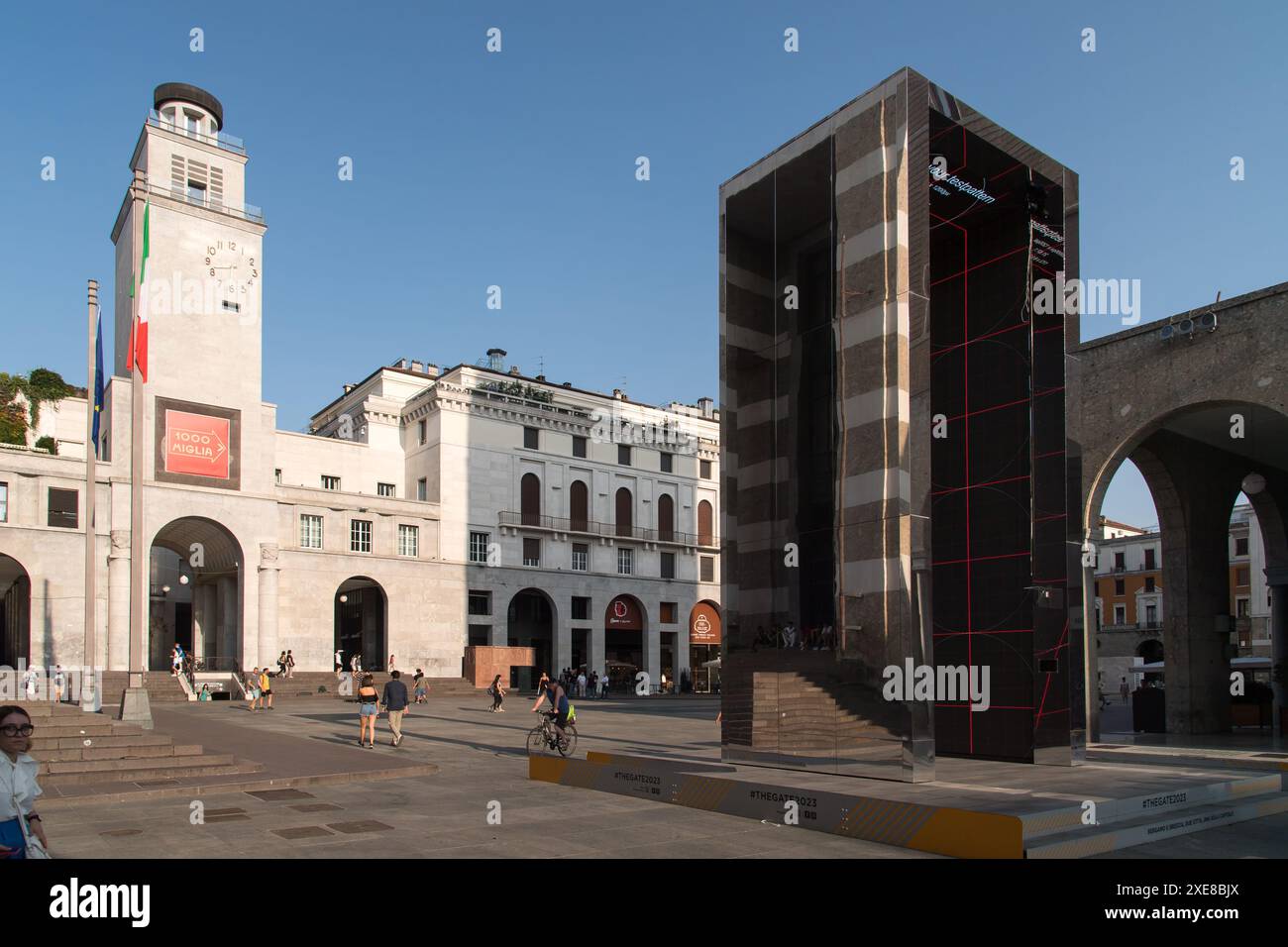 Palazzo delle Poste razionalista e Torre della Rivoluzione in Piazza della Vittoria Foto Stock