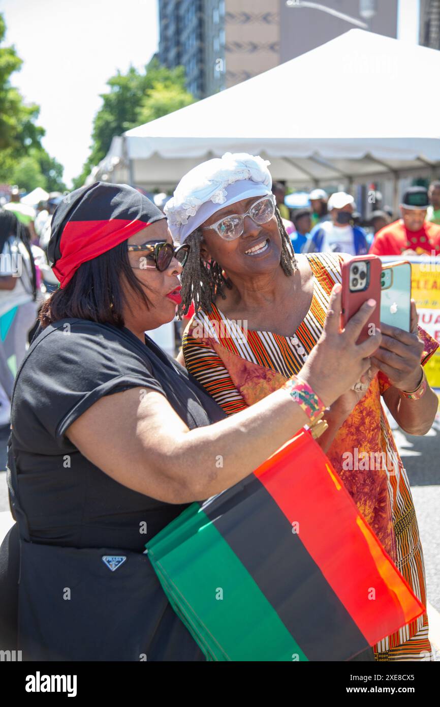 Juneteenth Parade e festival sulla 116th Street e Malcolm X Blvd nel quartiere Harlem di New York City. Rappresenta la libertà, la giustizia e l'uguaglianza. Il 19 giugno 1865, la libertà arrivò finalmente per i 250.000 schiavi del Texas. Quel giorno, che sarebbe diventato noto come Juneteenth, l'esercito arrivò per far rispettare quella che era già stata la legge della terra per due anni e mezzo - il proclama di emancipazione. Foto Stock