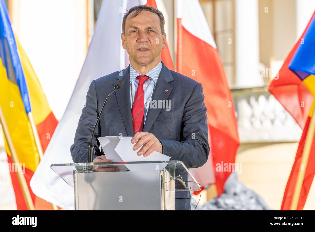 Il ministro degli Esteri della Polonia, Radoslaw Sikorski, parla durante una conferenza stampa. Conferenza stampa del Ministro degli affari Esteri della Polonia Radoslaw Sikorski e del Ministro degli Esteri della Romania, Lumini Odobescu e del Ministro degli Esteri della Turchia, Hakan Fidan. Credito: SOPA Images Limited/Alamy Live News Foto Stock