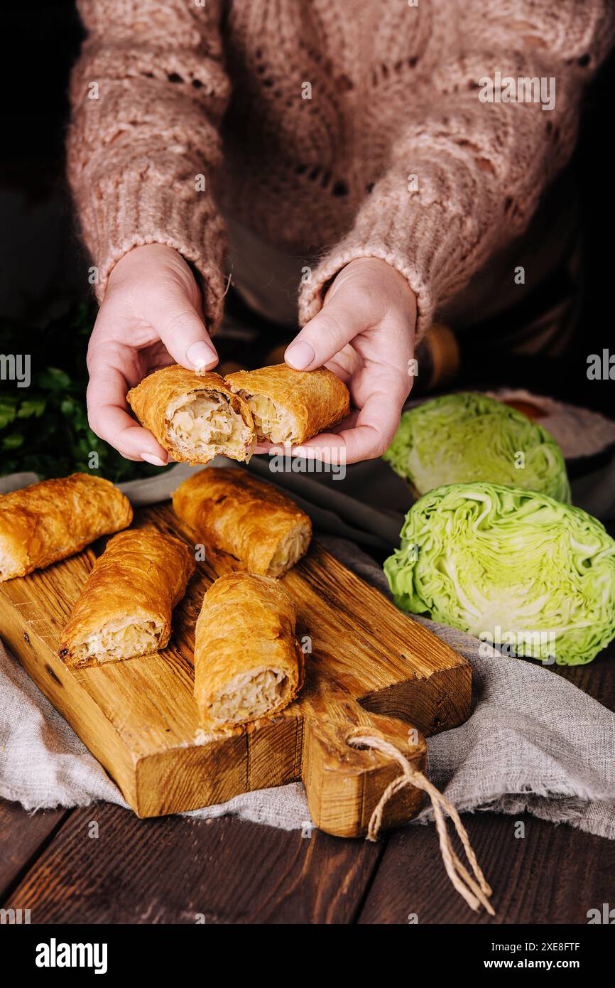Una donna ha una pasticceria rumena con cavolo Foto Stock