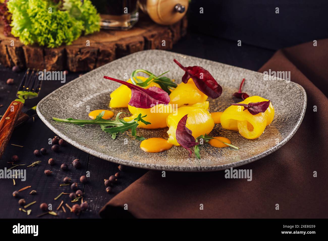 Teglia di peperoni tritati con salsa gialla Foto Stock