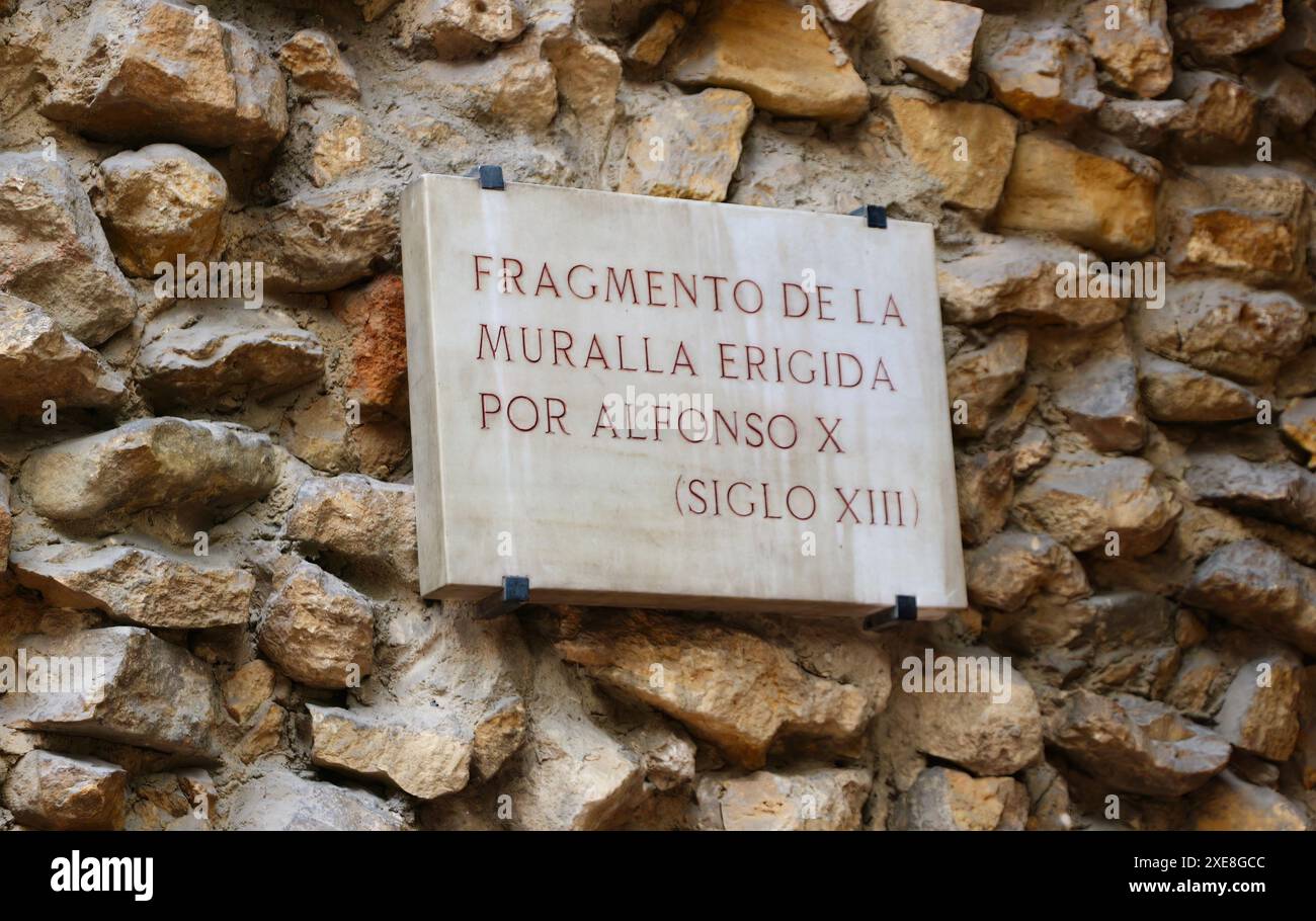 Frammento delle mura medievali in pietra della città di Muralla Frigida con un cartello da vicino ordinato da re Alfonso X nel 1258 Oviedo Asturias Spagna Foto Stock