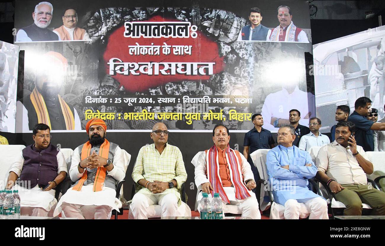 Patna, India. 25 giugno 2024. PATNA, INDIA - GIUGNO 25: Bihar Vice Ministri Capo Samrat Choudhary, Vijay Sinha e altri durante un programma Apatkaal: Loktantra KE Saath Vishwasghaat a Vidyapati Bhawan organizzato da Bharatiya Janata Yuva Morcha il 25 giugno 2024 a Patna, India. (Foto di Santosh Kumar/Hindustan Times/Sipa USA) credito: SIPA USA/Alamy Live News Foto Stock