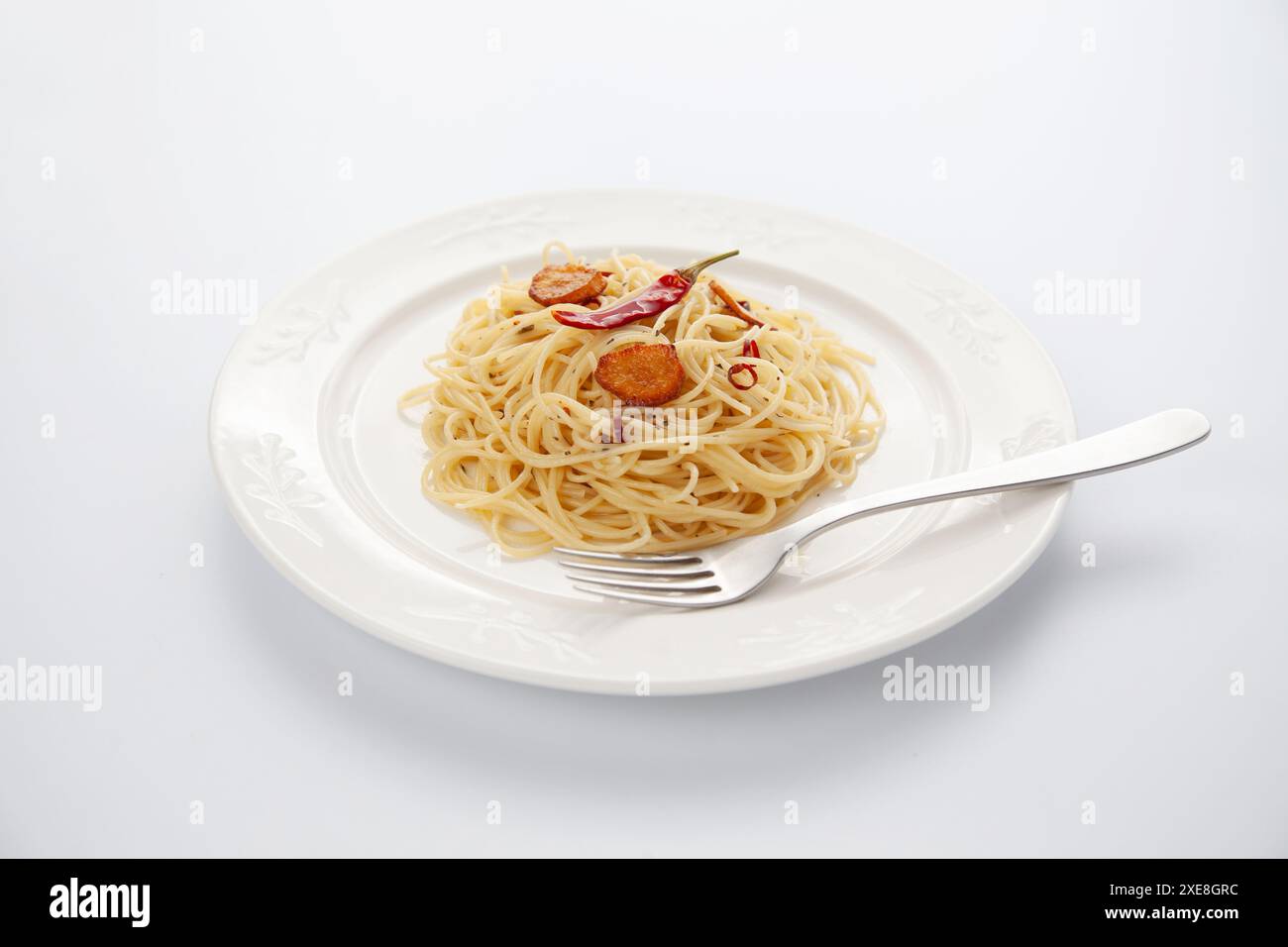 spaghetti aglio olio peperoncino italiano su sfondo bianco Foto Stock