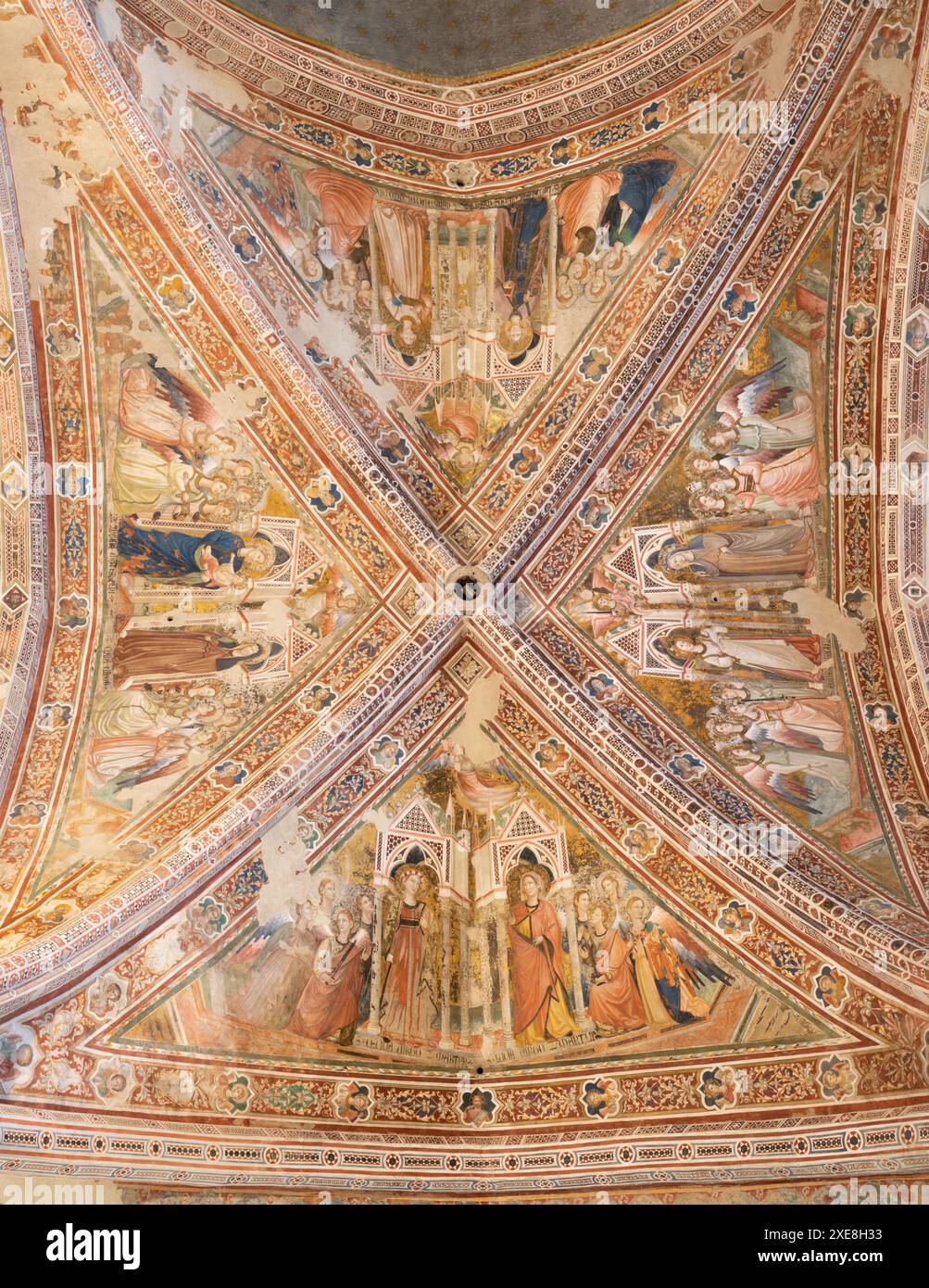 ASSISI, ITALIA - 17 MAGGIO 2024: Affresco a soffitto gotico nella chiesa Basilica di Santa chiara di scuola Giotto Foto Stock