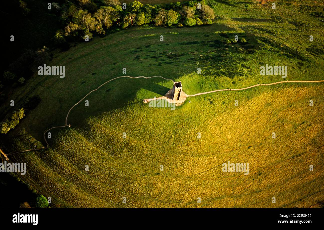 Vista aerea della St Michael's Tower sulla cima di Glastonbury Tor, Somerset, Inghilterra, Regno Unito Foto Stock