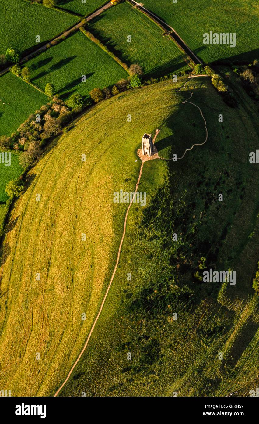 Vista aerea della St Michael's Tower sulla cima di Glastonbury Tor, Somerset, Inghilterra, Regno Unito Foto Stock