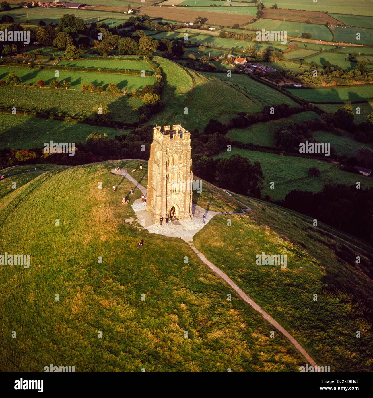 Vista aerea della St Michael's Tower sulla cima di Glastonbury Tor, Somerset, Inghilterra, Regno Unito Foto Stock