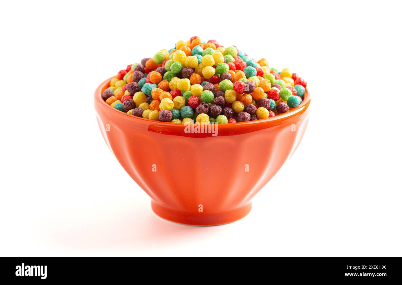 Piccola palla arcobaleno aromatizzata alla frutta per la colazione, con cereali isolati su sfondo bianco Foto Stock