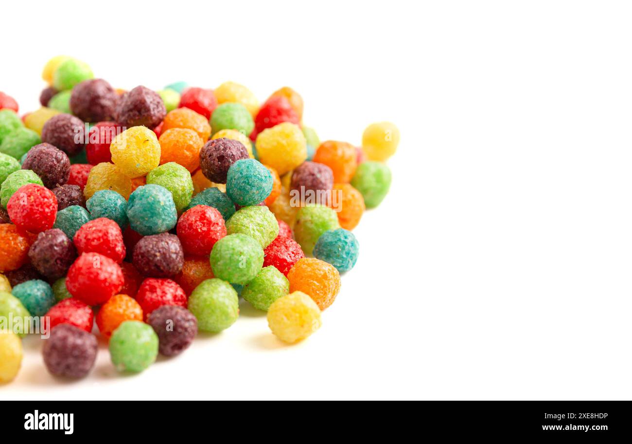 Piccola palla arcobaleno aromatizzata alla frutta per la colazione, con cereali isolati su sfondo bianco Foto Stock