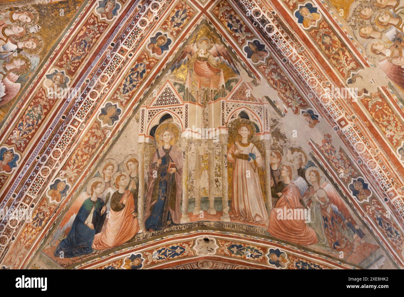 ASSISI, ITALIA - 17 MAGGIO 2024: Il dettaglio dell'affresco a soffitto gotico - nella chiesa Basilica di Santa chiara della scuola di Giotto Foto Stock