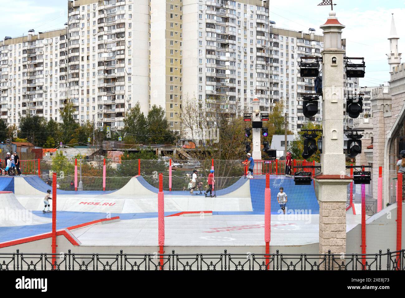 Mosca, Russia - 24 settembre. 2023. pista di pompaggio per la guida estrema su biciclette, scooter, skateboard e pattini a rotelle Foto Stock