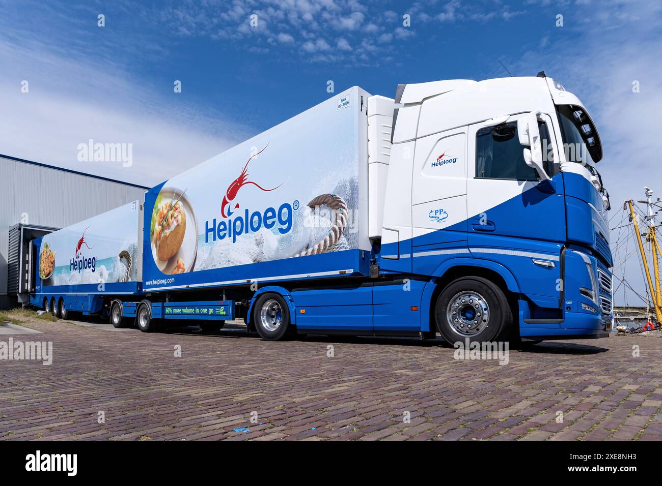 Camion gigaliner Heiploeg alla banchina di carico Foto Stock