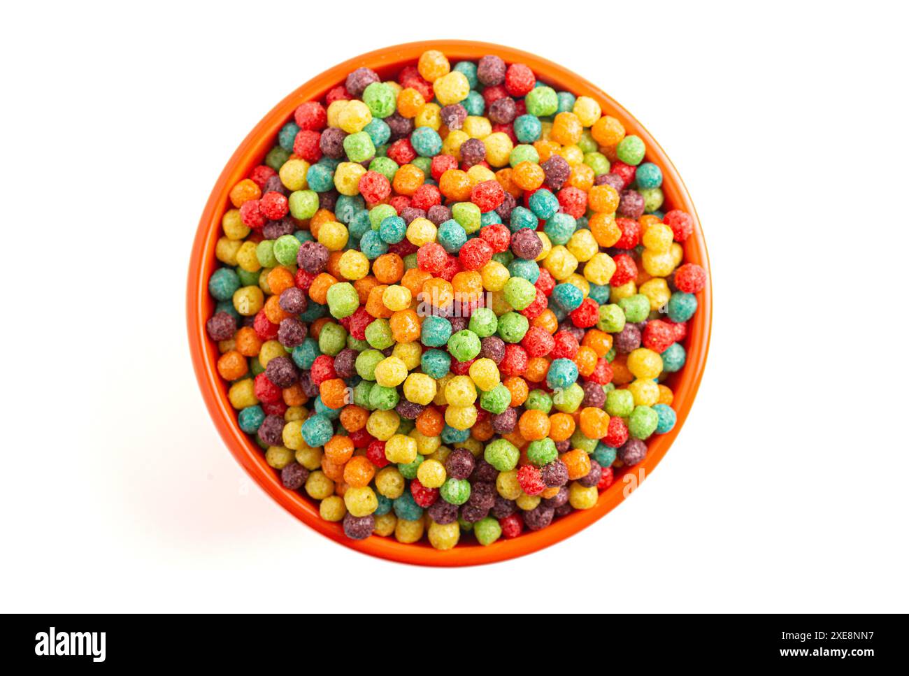 Piccola palla arcobaleno aromatizzata alla frutta per la colazione, con cereali isolati su sfondo bianco Foto Stock