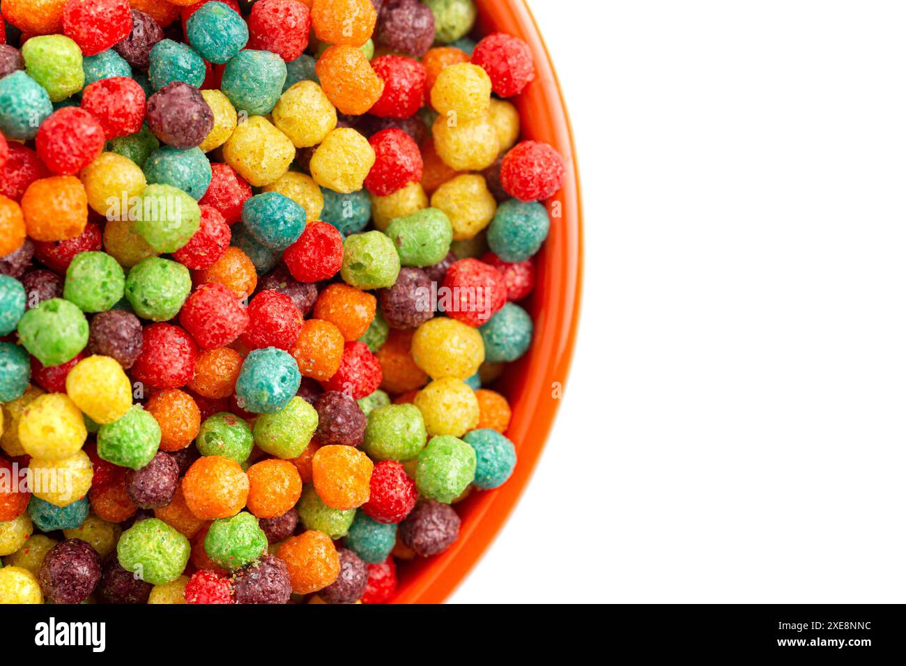 Piccola palla arcobaleno aromatizzata alla frutta per la colazione, con cereali isolati su sfondo bianco Foto Stock