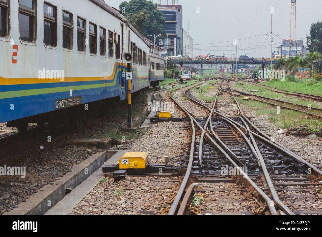 2009 novembre 28, Bandung, Indonesia: Stazione ferroviaria con i suoi binari. Foto Stock