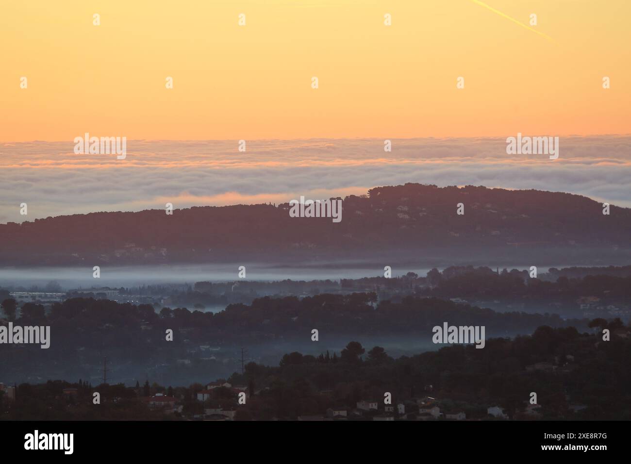 Mare di nuvole sul mare e Cannes si avvicina alla costa, Alpes Maritimes Foto Stock