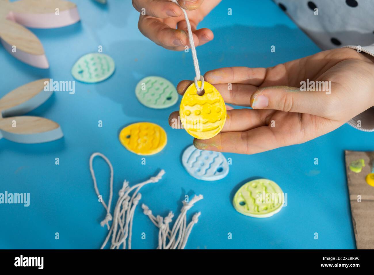 Idea di artigianato per attività di argilla asciutta all'aria dei bambini. Istruzioni dettagliate per il processo DIY. Preparatevi per la decorazione delle vacanze di Pasqua. M Foto Stock