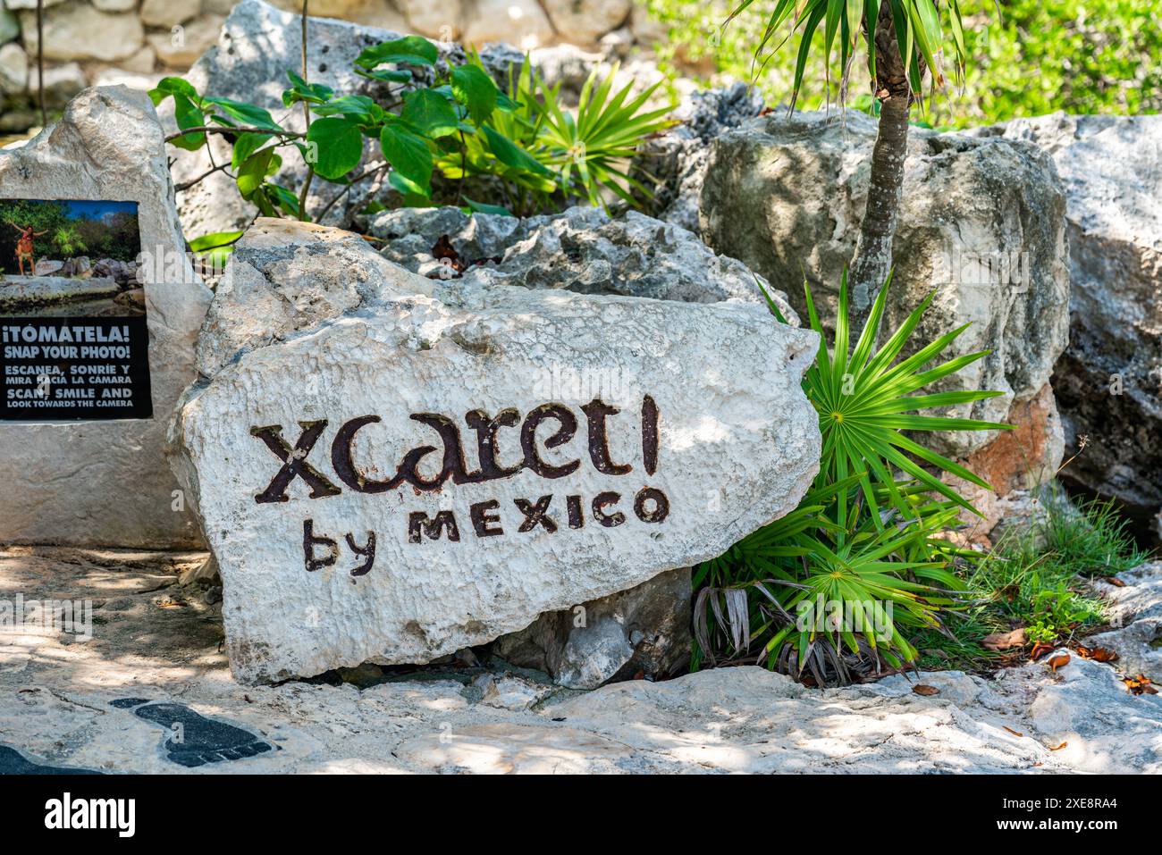 Cancun, Messico - 13 settembre 2021: Simbolo del parco a tema Xcaret sulla pietra grande in Messico Foto Stock