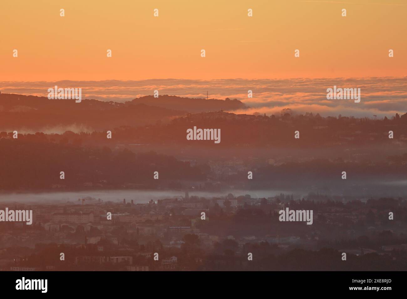 Mare di nuvole sul mare e Cannes si avvicina alla costa, Alpes Maritimes Foto Stock
