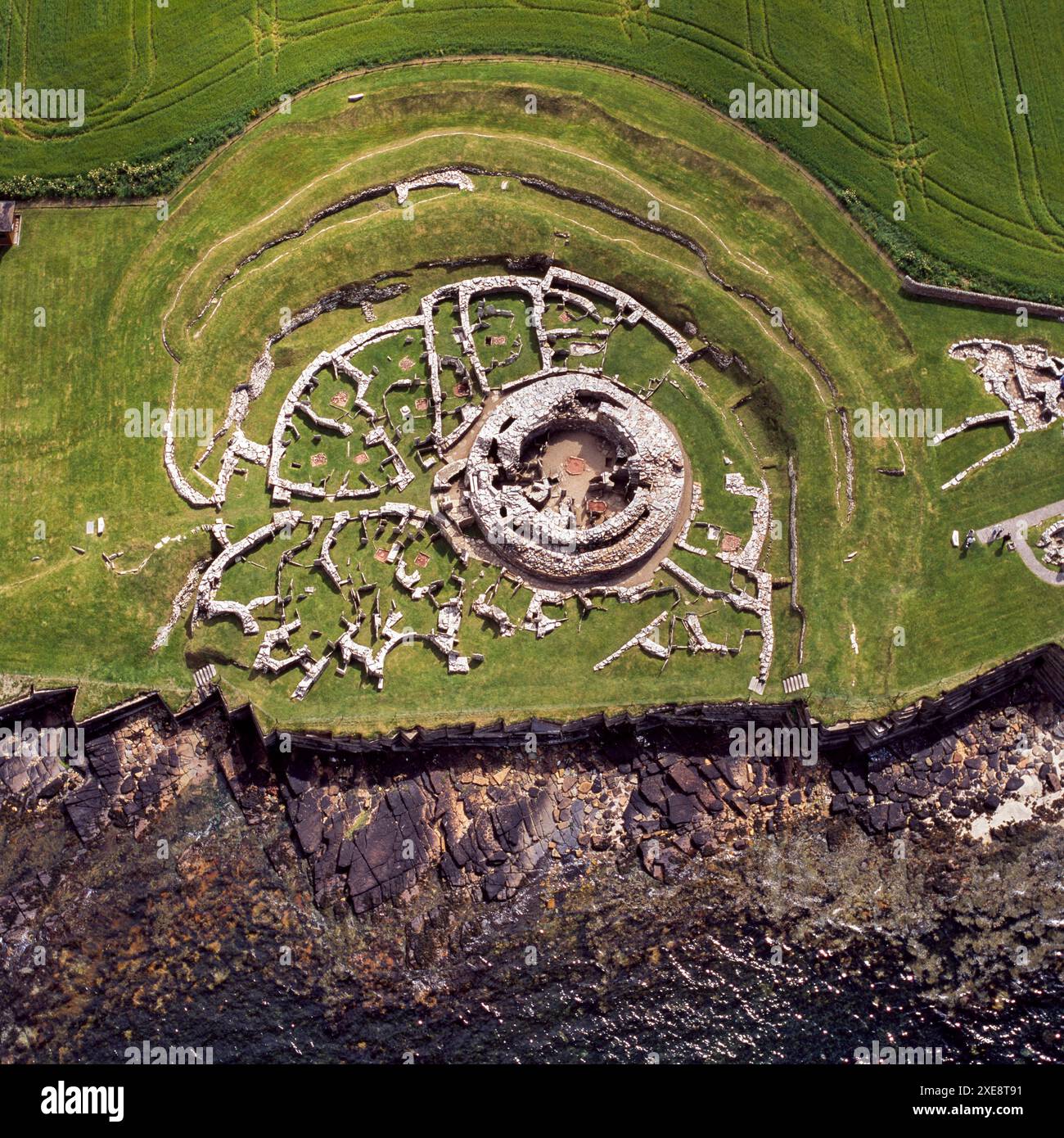 Vista aerea del Broch of Gurness, un "villaggio di broch" dell'età del ferro sulla costa nord-occidentale delle Isole Orcadi continentali, con vista su Eynhallow Sound, Isole Orcadi, Scozia, Regno Unito Foto Stock