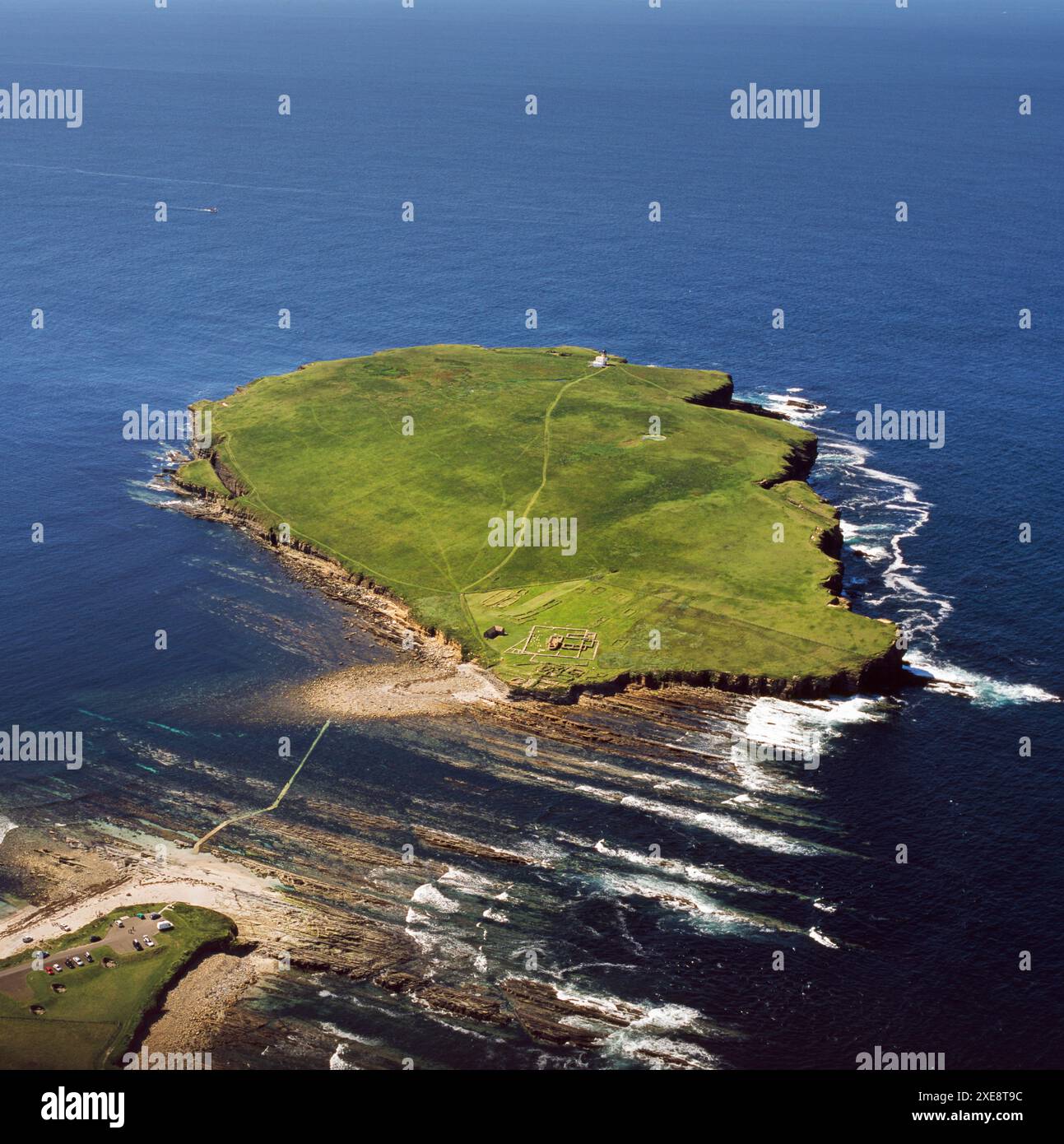 Brough of Birsay and Lighthouse, un'isola di marea disabitata al largo della costa nord-occidentale delle Orcadi, Isole Orcadi, Scozia, Regno Unito Foto Stock