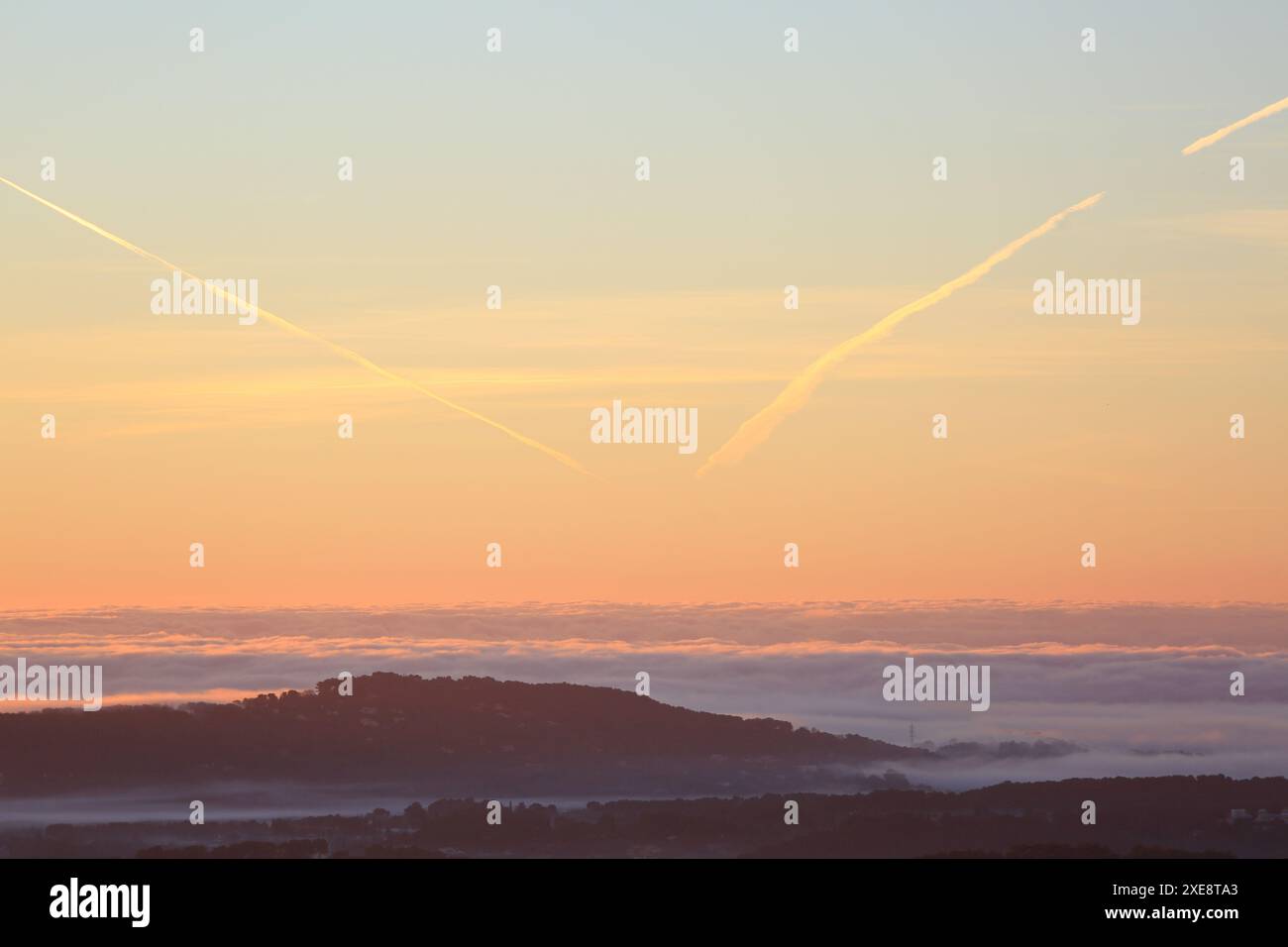 Mare di nuvole sul mare e Cannes si avvicina alla costa, Alpes Maritimes Foto Stock