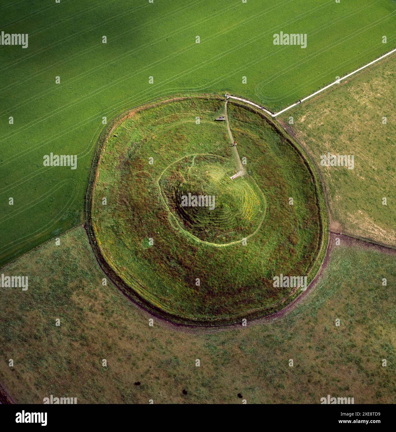 Veduta aerea di Maeshowe (o Maes Howe), un cairn a camera neolitica e tomba di passaggio sulla terraferma delle Orcadi, Isole Orcadi, Scozia, Regno Unito Foto Stock