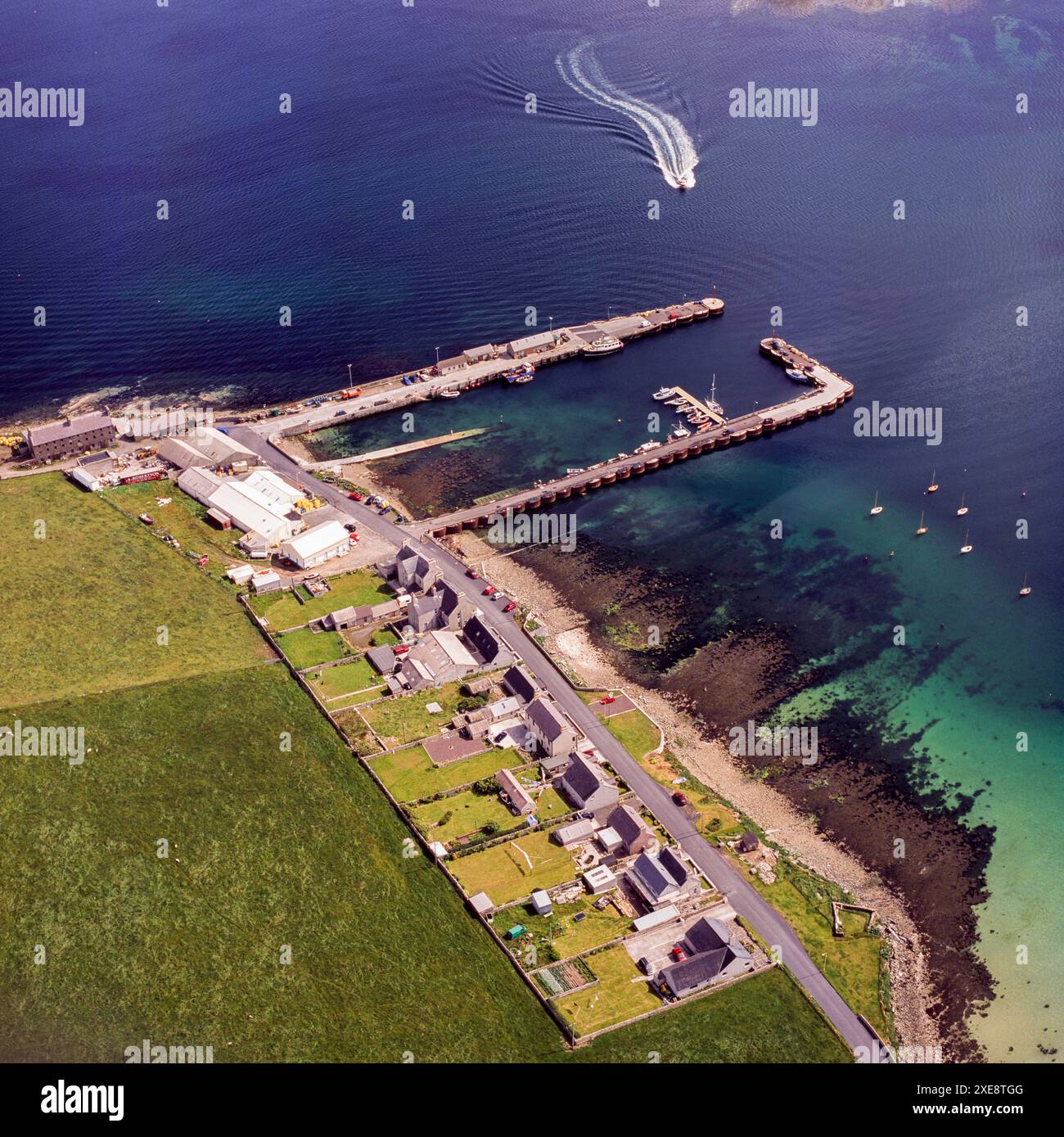 Immagine aerea di Gill Pier, Gill, con Pierowall Ferry Terminal per Papa Westray, a nord-est di Pierowall, Orkney, Scozia, Regno Unito Foto Stock